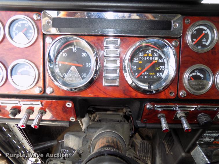 image for item DB8579 2007 Freightliner FLD132 XL Classic semi truck