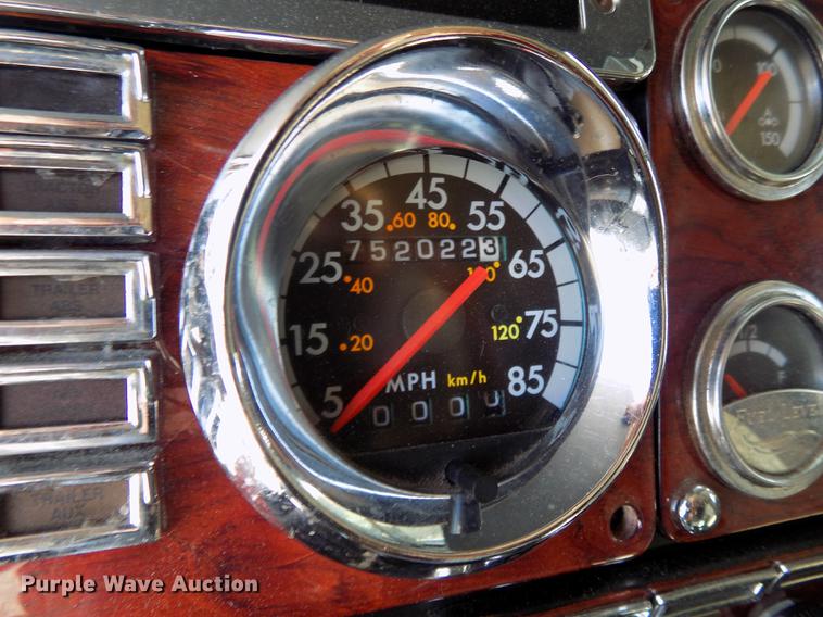 image for item DB8579 2007 Freightliner FLD132 XL Classic semi truck