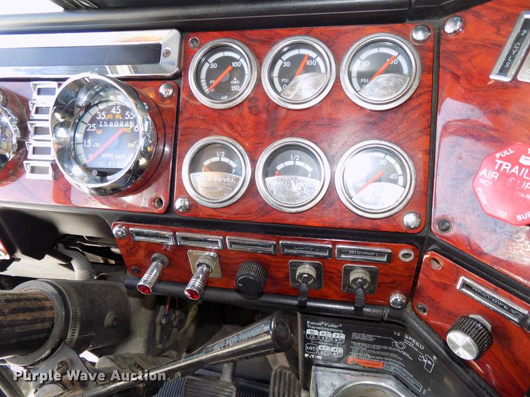 image for item DB8579 2007 Freightliner FLD132 XL Classic semi truck