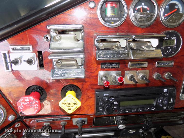 image for item DB8579 2007 Freightliner FLD132 XL Classic semi truck