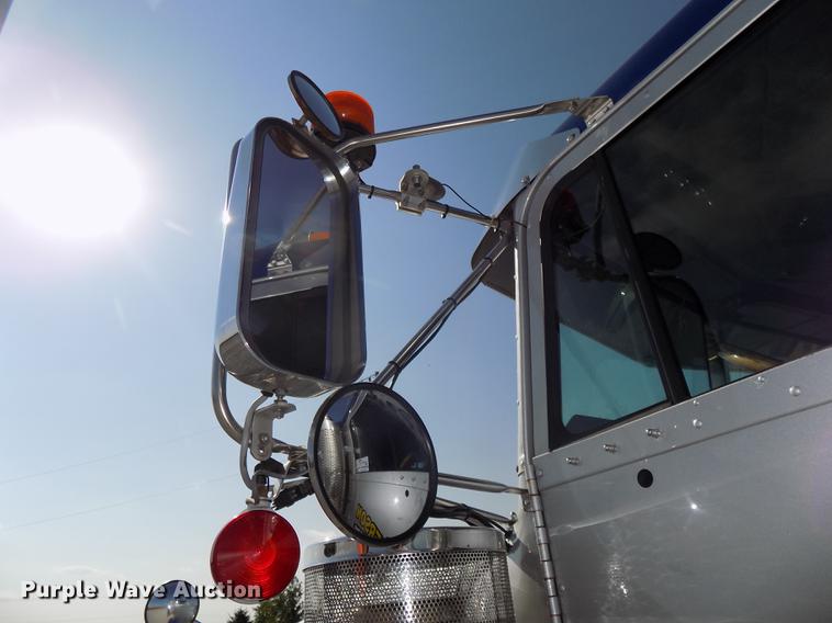 image for item DB8579 2007 Freightliner FLD132 XL Classic semi truck