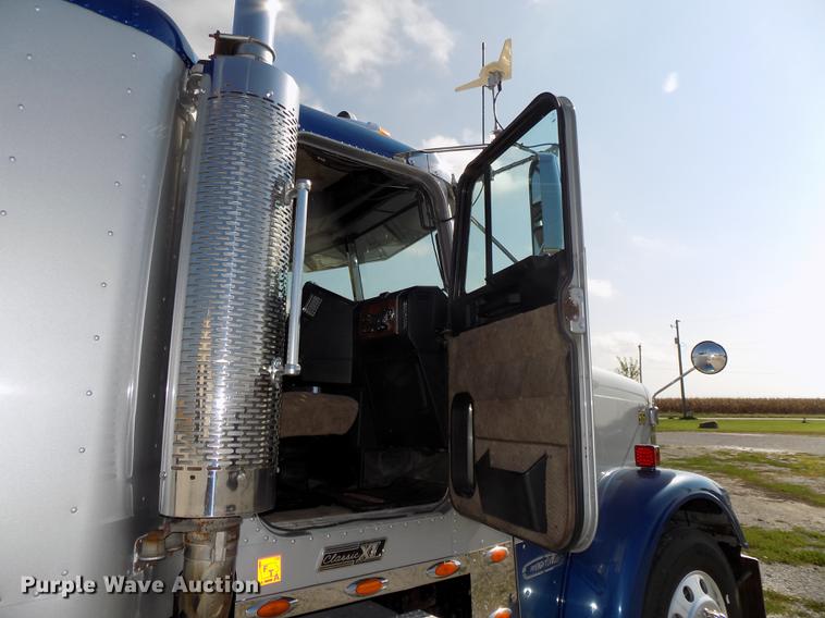 image for item DB8579 2007 Freightliner FLD132 XL Classic semi truck