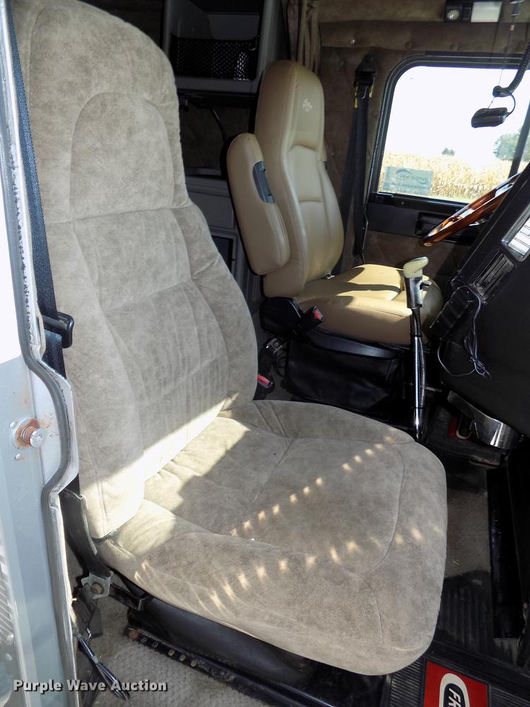 image for item DB8579 2007 Freightliner FLD132 XL Classic semi truck