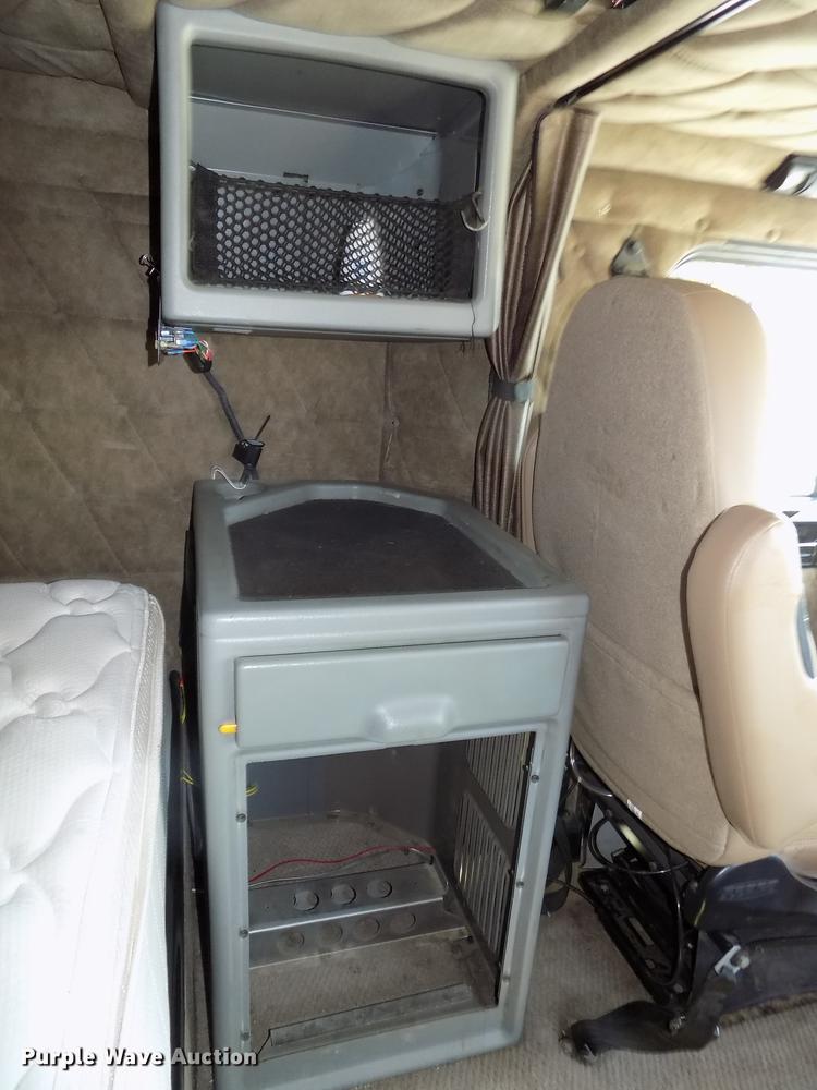 image for item DB8579 2007 Freightliner FLD132 XL Classic semi truck