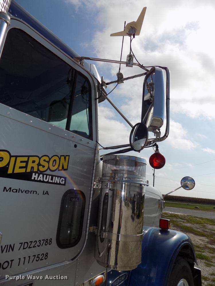 image for item DB8579 2007 Freightliner FLD132 XL Classic semi truck