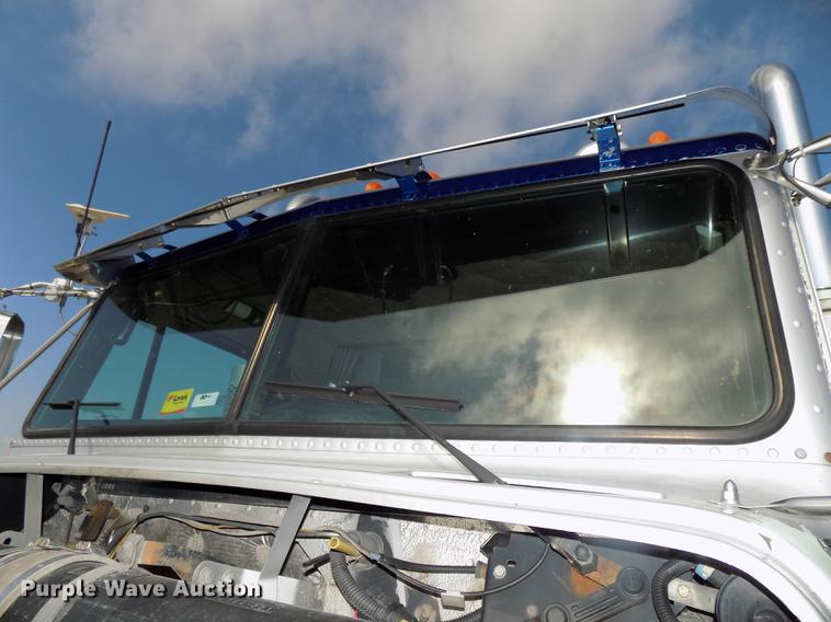 image for item DB8579 2007 Freightliner FLD132 XL Classic semi truck