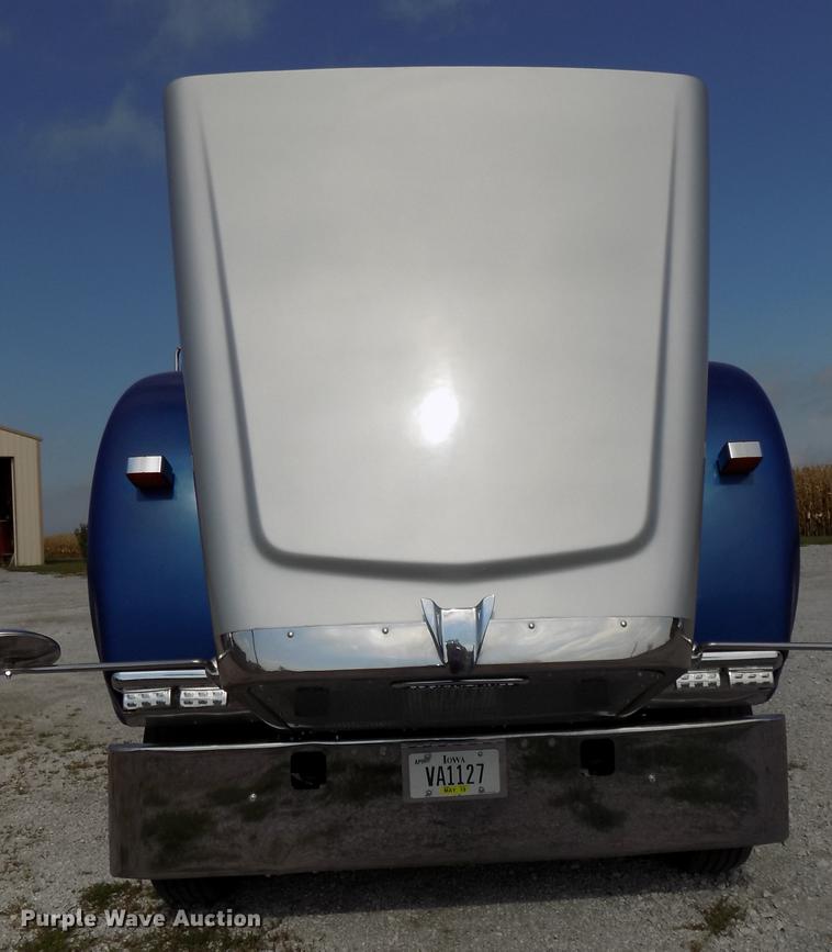 image for item DB8579 2007 Freightliner FLD132 XL Classic semi truck