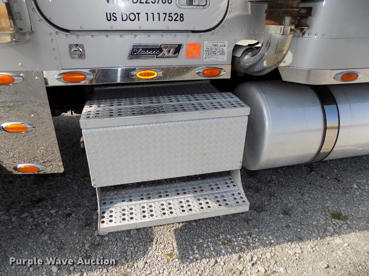 image for item DB8579 2007 Freightliner FLD132 XL Classic semi truck