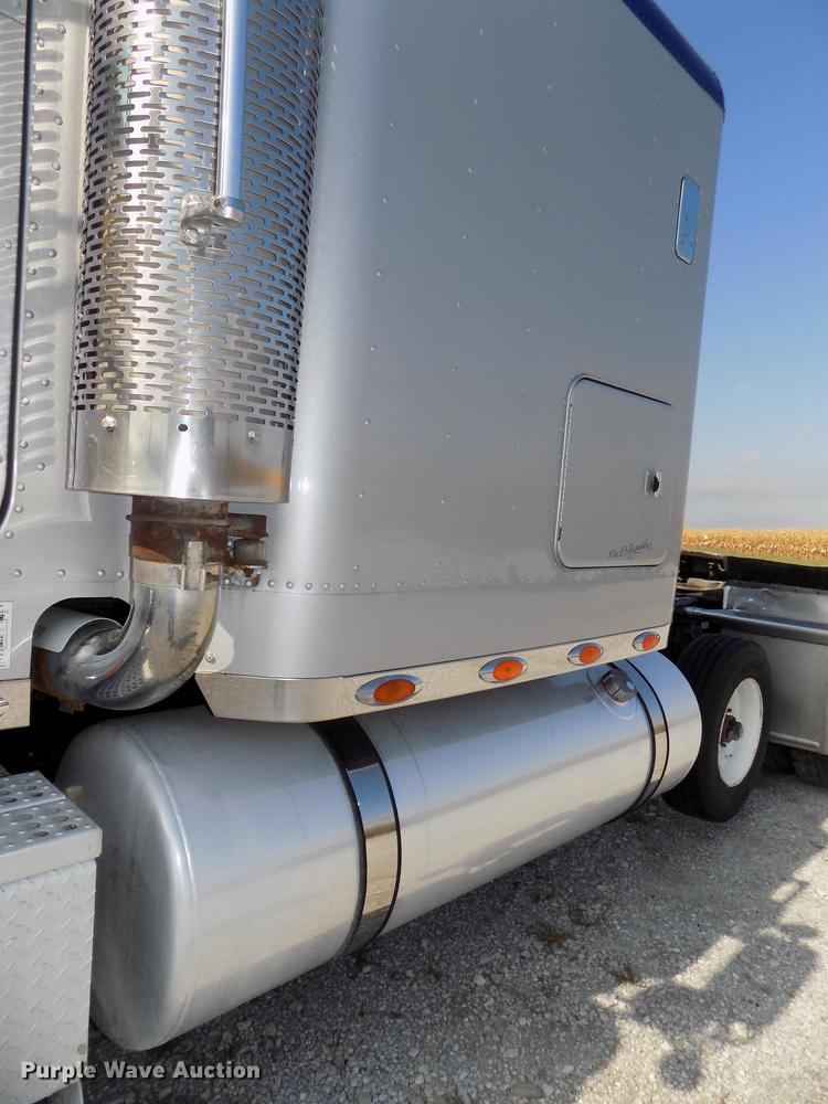 image for item DB8579 2007 Freightliner FLD132 XL Classic semi truck