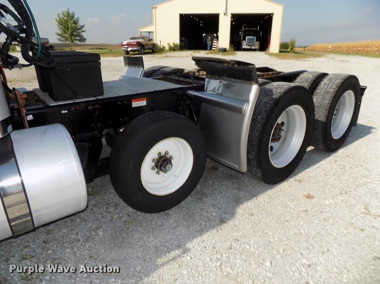 image for item DB8579 2007 Freightliner FLD132 XL Classic semi truck