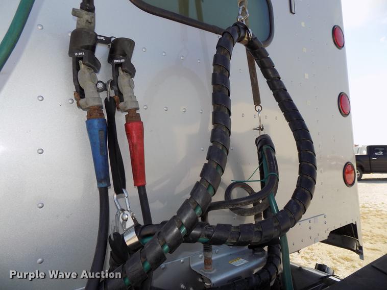 image for item DB8579 2007 Freightliner FLD132 XL Classic semi truck