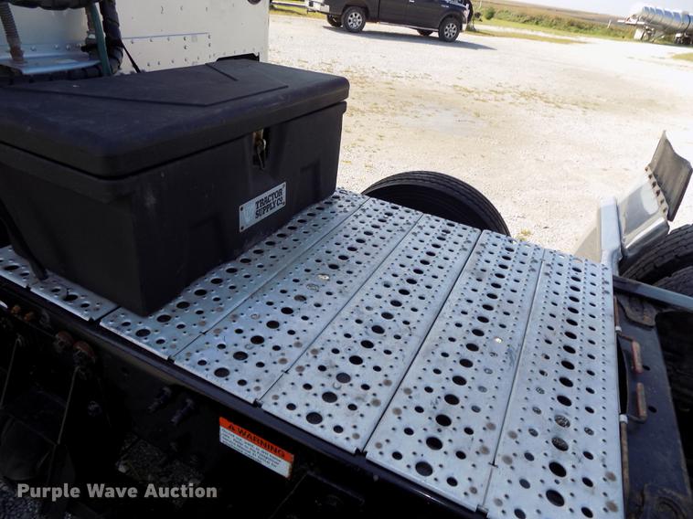 image for item DB8579 2007 Freightliner FLD132 XL Classic semi truck