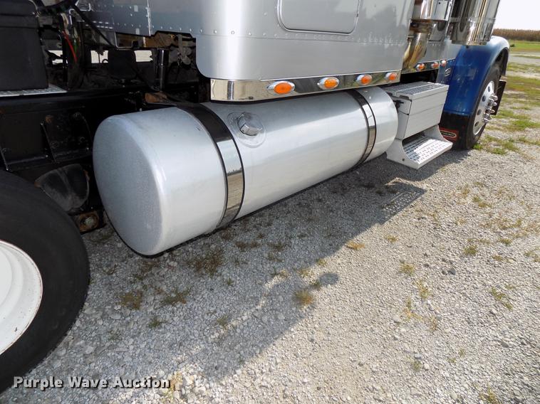 image for item DB8579 2007 Freightliner FLD132 XL Classic semi truck