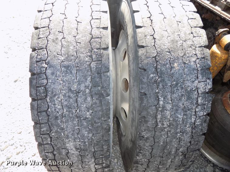 image for item DB8579 2007 Freightliner FLD132 XL Classic semi truck