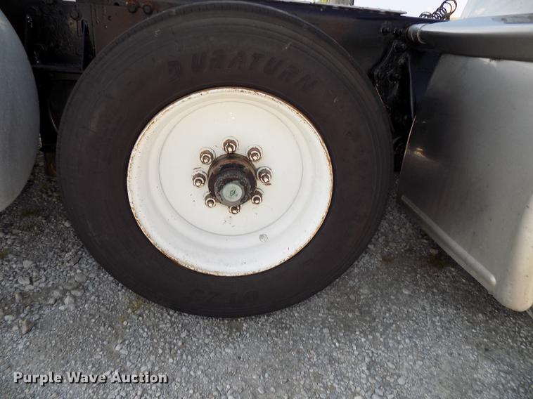 image for item DB8579 2007 Freightliner FLD132 XL Classic semi truck