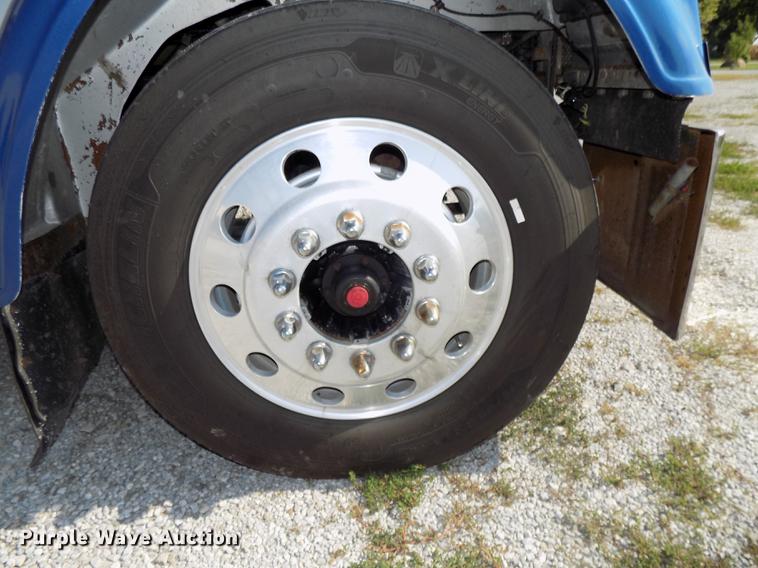 image for item DB8579 2007 Freightliner FLD132 XL Classic semi truck