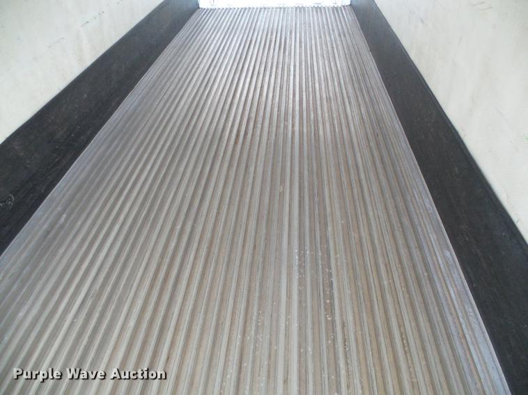 image for item DD5886 2006 Utility VS2RA 3000R refrigerated van trailer