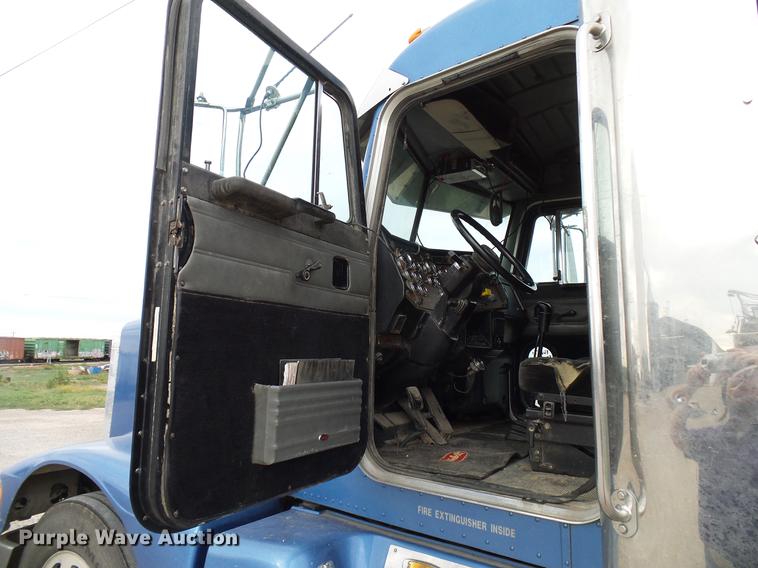 image for item DD5929 1999 Peterbilt 377 semi truck