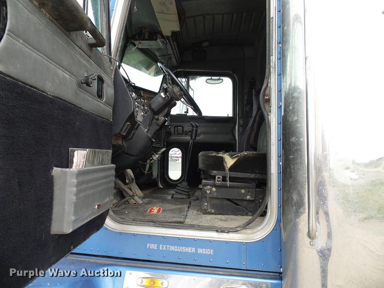 image for item DD5929 1999 Peterbilt 377 semi truck