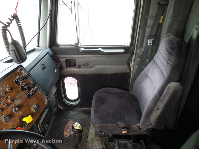 image for item DD5929 1999 Peterbilt 377 semi truck