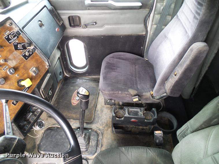 image for item DD5929 1999 Peterbilt 377 semi truck