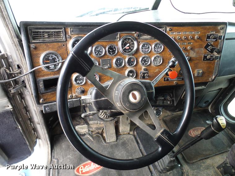 image for item DD5929 1999 Peterbilt 377 semi truck