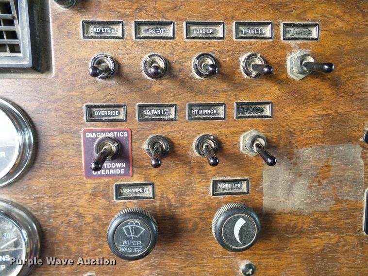 image for item DD5929 1999 Peterbilt 377 semi truck