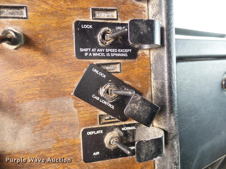 image for item DD5929 1999 Peterbilt 377 semi truck