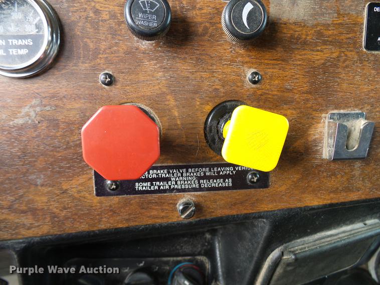 image for item DD5929 1999 Peterbilt 377 semi truck