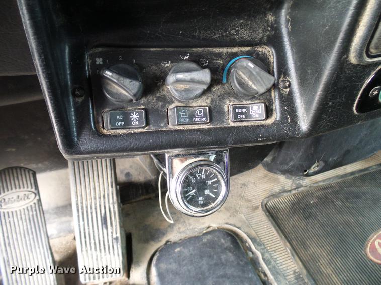 image for item DD5929 1999 Peterbilt 377 semi truck