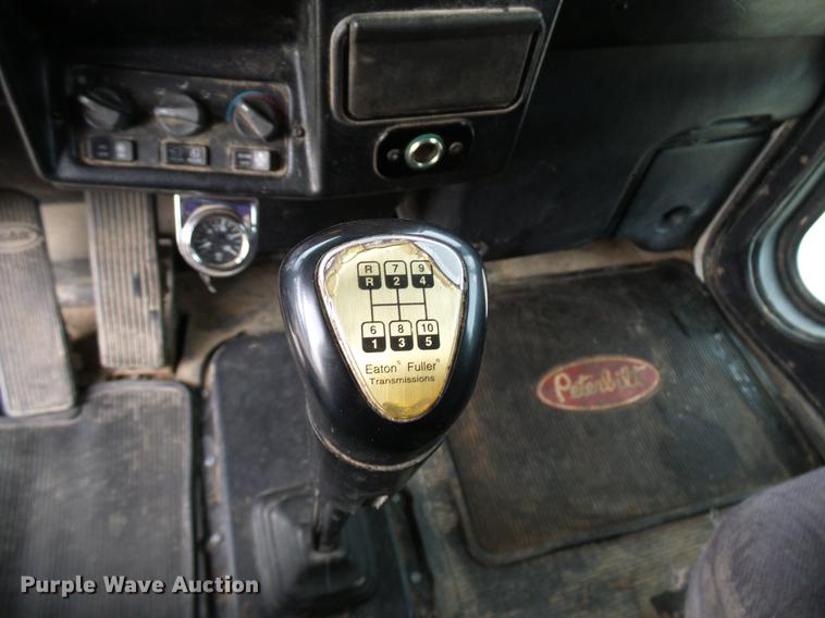 image for item DD5929 1999 Peterbilt 377 semi truck