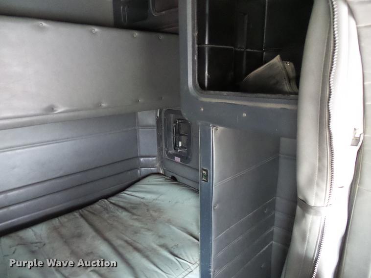 image for item DD5929 1999 Peterbilt 377 semi truck