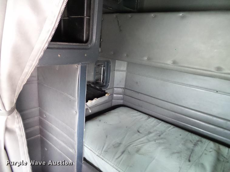 image for item DD5929 1999 Peterbilt 377 semi truck