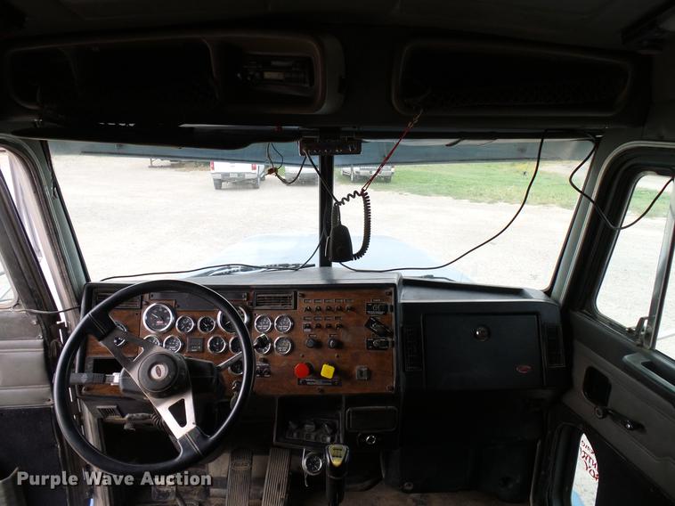 image for item DD5929 1999 Peterbilt 377 semi truck
