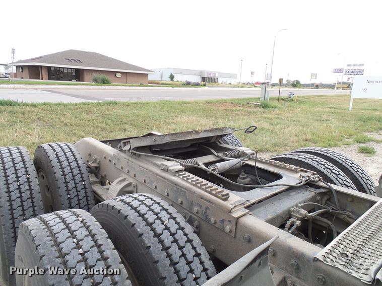 image for item DD5929 1999 Peterbilt 377 semi truck