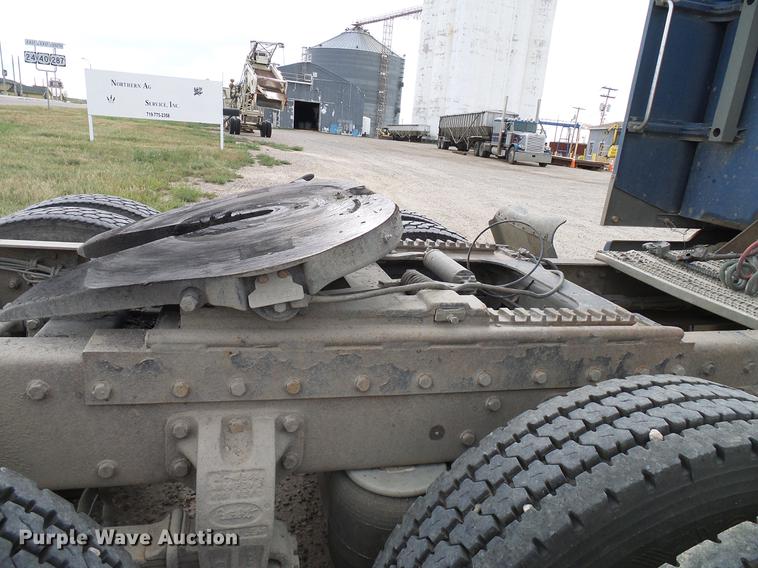 image for item DD5929 1999 Peterbilt 377 semi truck