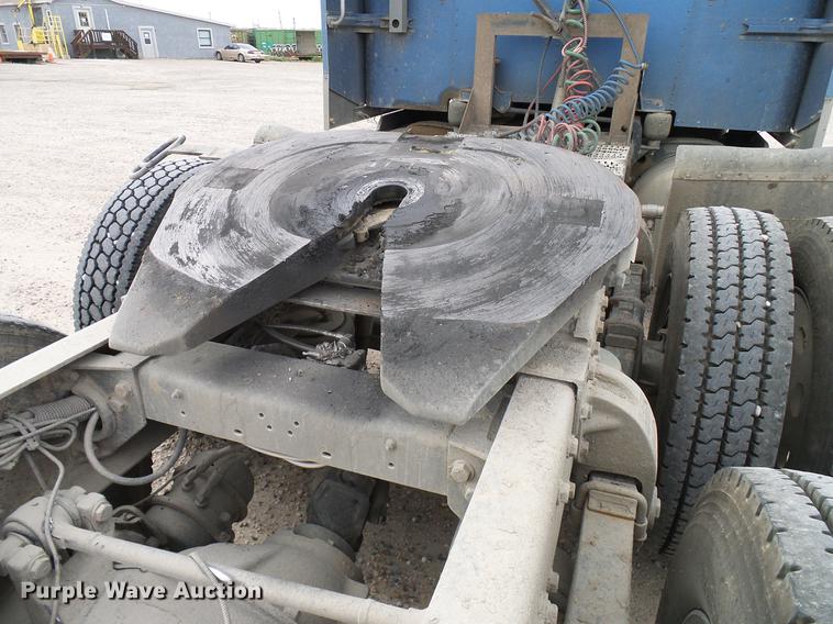 image for item DD5929 1999 Peterbilt 377 semi truck