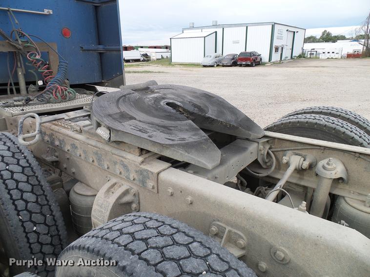 image for item DD5929 1999 Peterbilt 377 semi truck