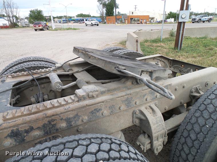 image for item DD5929 1999 Peterbilt 377 semi truck