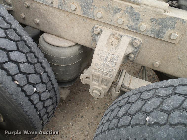 image for item DD5929 1999 Peterbilt 377 semi truck