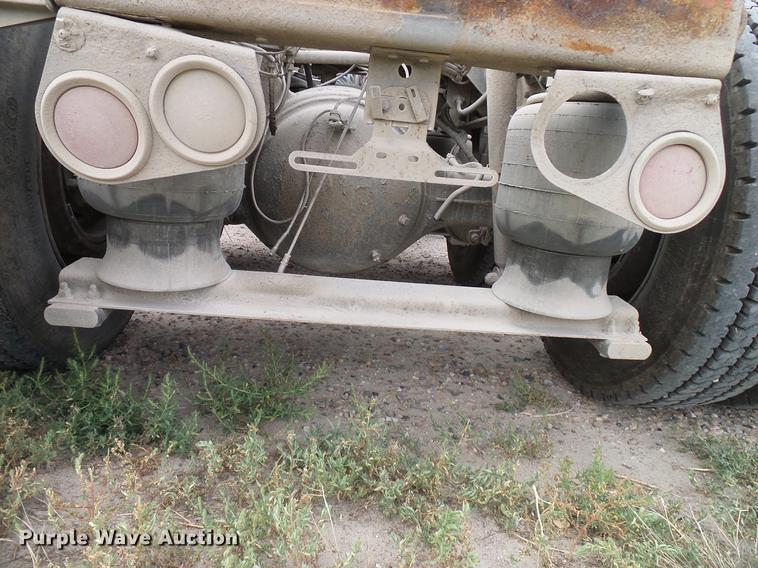 image for item DD5929 1999 Peterbilt 377 semi truck