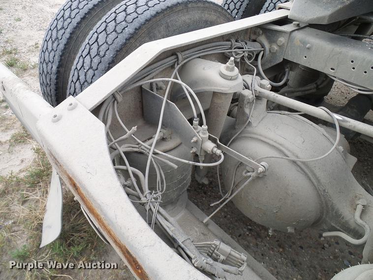 image for item DD5929 1999 Peterbilt 377 semi truck