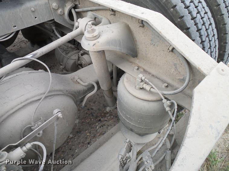 image for item DD5929 1999 Peterbilt 377 semi truck