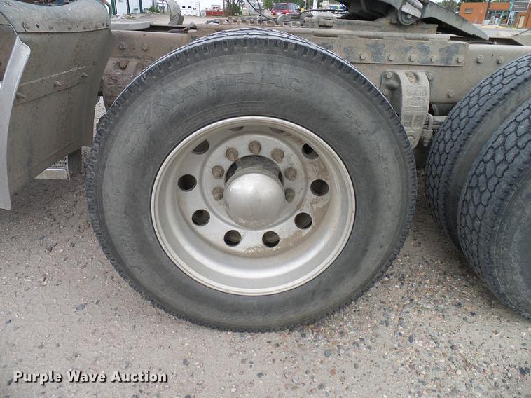 image for item DD5929 1999 Peterbilt 377 semi truck