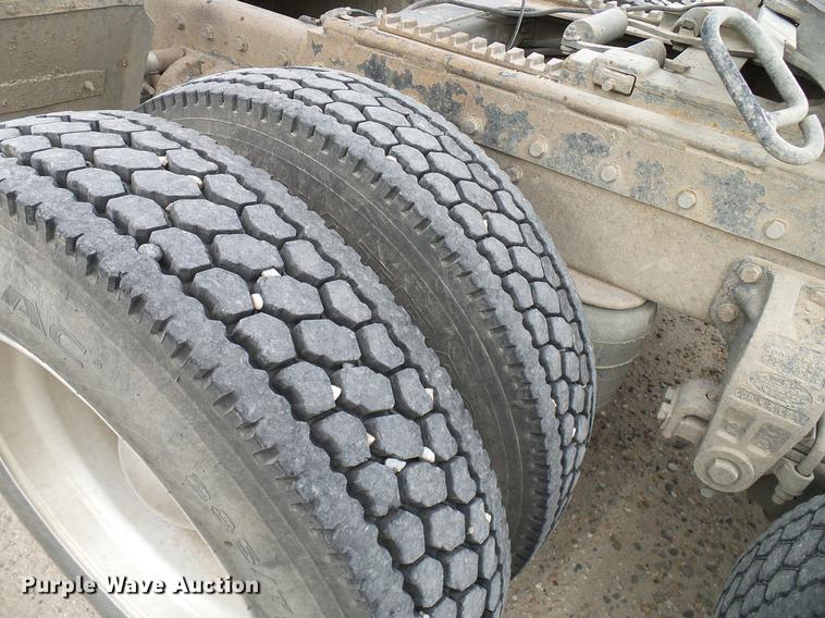 image for item DD5929 1999 Peterbilt 377 semi truck