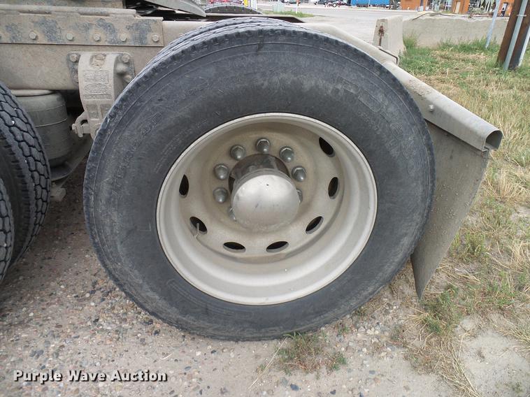 image for item DD5929 1999 Peterbilt 377 semi truck