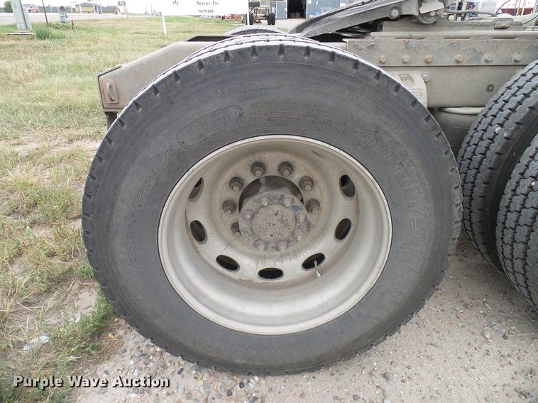 image for item DD5929 1999 Peterbilt 377 semi truck