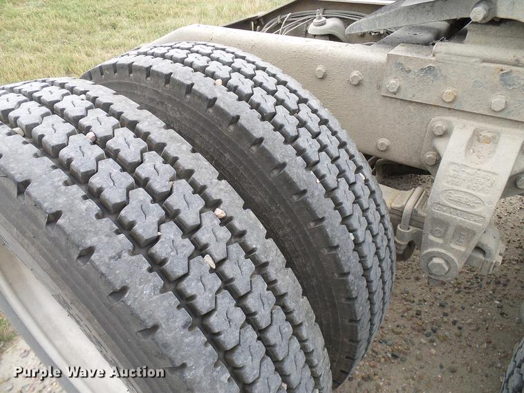 image for item DD5929 1999 Peterbilt 377 semi truck