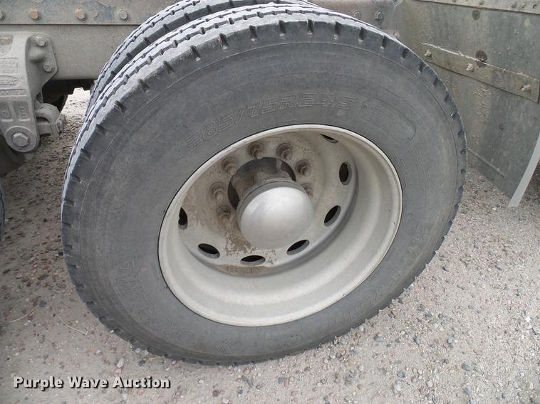 image for item DD5929 1999 Peterbilt 377 semi truck