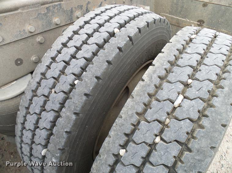 image for item DD5929 1999 Peterbilt 377 semi truck